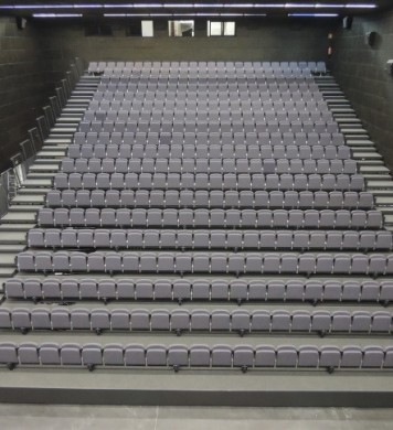 Retractable tribunes